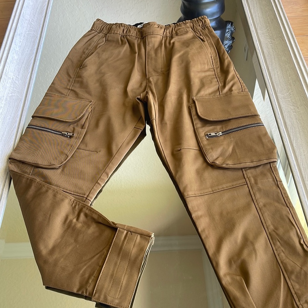 Zara brand new never worn large pockets and zipper details